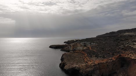 video aéreo de drones de malta, área de ghar lapsi y parque a vista de pájaro