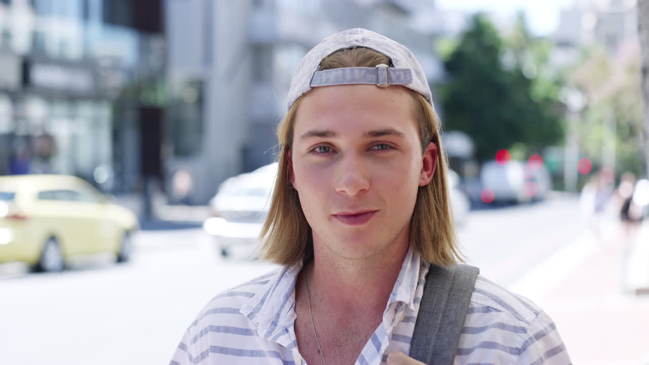 그의 모국어이자 유일한 언어는 영어입니다.