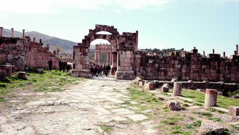 embárcate en un viaje al corazón del rico patrimonio de argelia con este impresionante video del sitio romano de djemila.