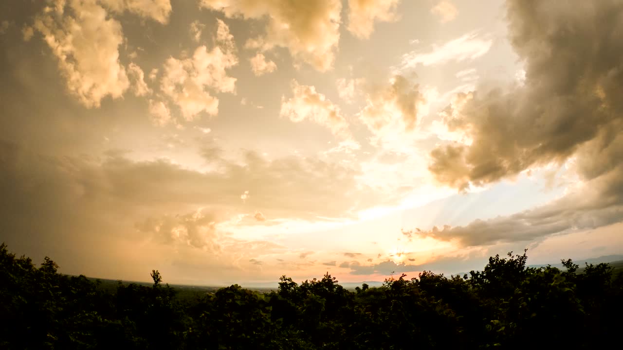 일몰 때 구름이 있는 다채로운 극적인 하늘.