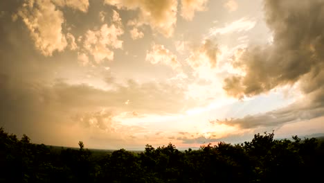 timelapse colorido cielo dramático con nubes al atardecer.