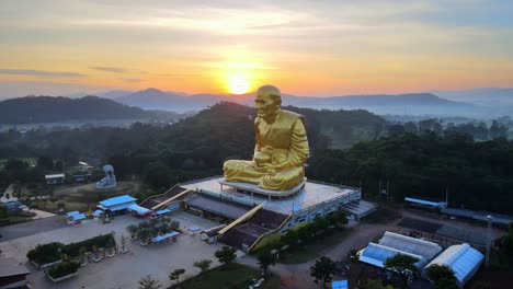 4k-The-golden-image-of-the-Luang-Pu-Thuat,-the-most-famous-and-respected-monk-in-Thailand