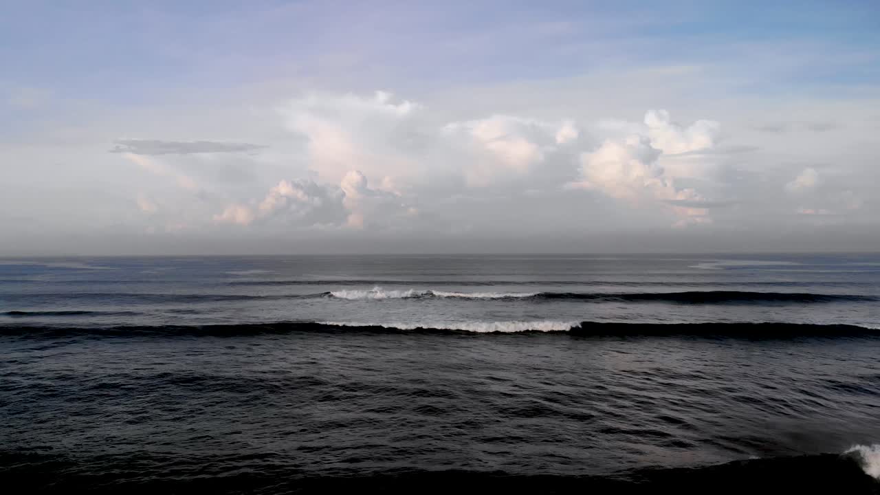 antena sobre la costa de bali, indonesia al amanecer