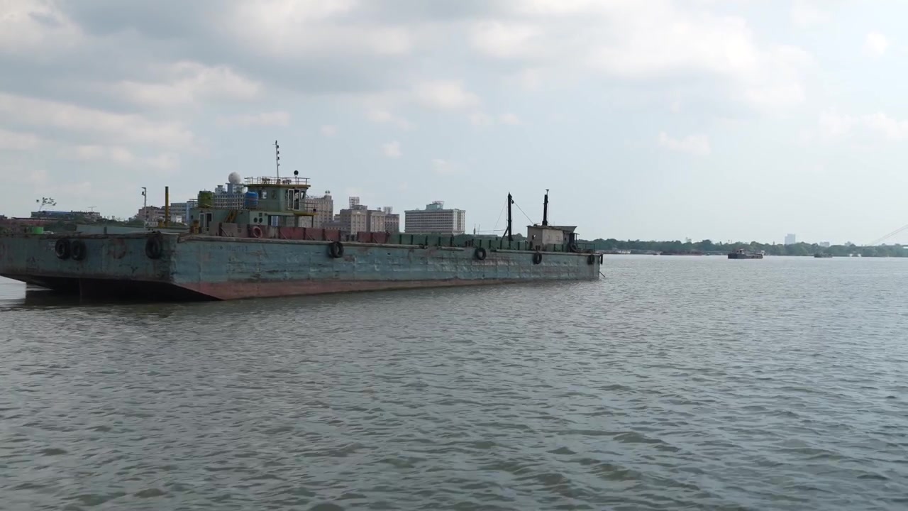 El Ganges es un río sagrado e importante que divide Calcuta y Howrah en dos partes. El Puente de Howrah y el Segundo Puente de Hooghly, construidos sobre este río, conectan dos distritos en Bengala Occidental