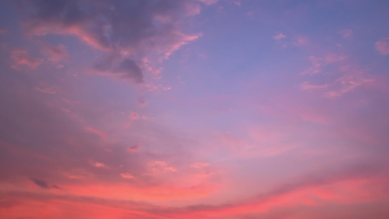 el cielo del crepúsculo y el amanecer con nubes cumulus transcurren en una noche.