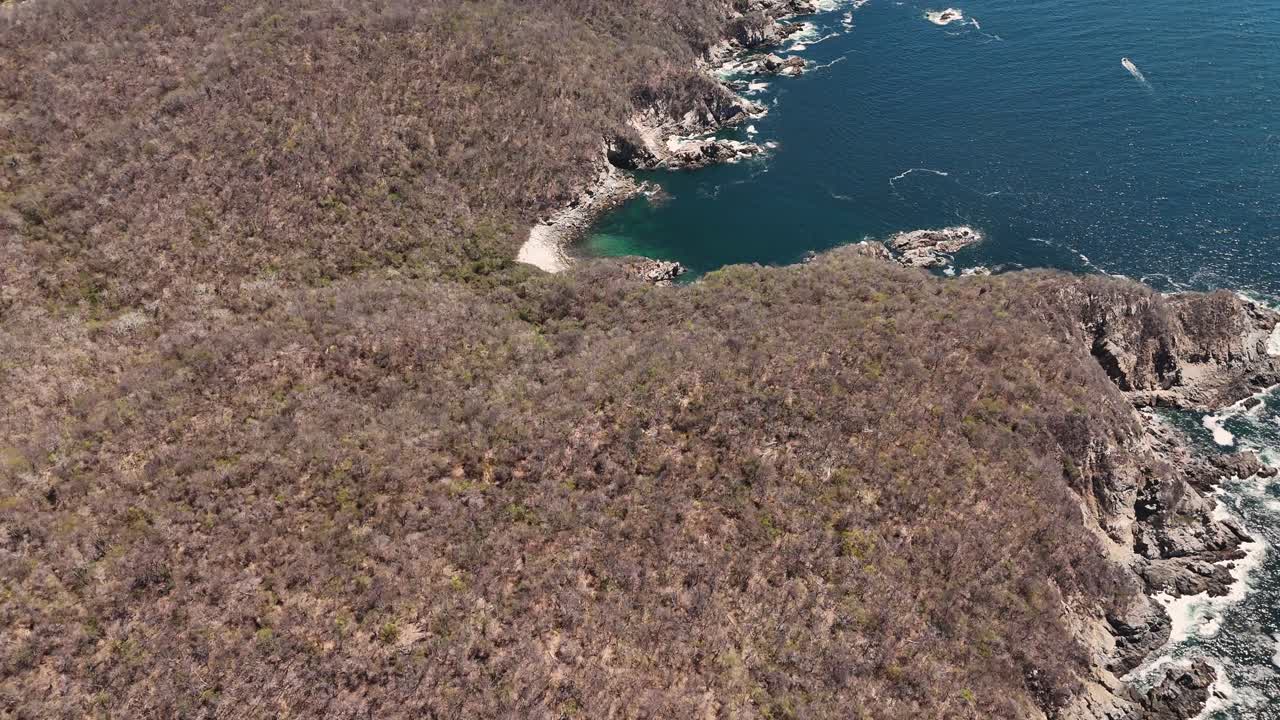 bahías de huatulco, montañas que rodean diferentes playas