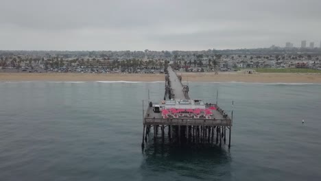 Acercándose-Al-Extremo-Del-Muelle-De-California-Desde-El-Mar-Con-Vista-Aérea-De-Las-Propiedades-Frente-Al-Mar