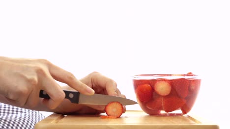 cortar las fresas rojas en trozos delgados