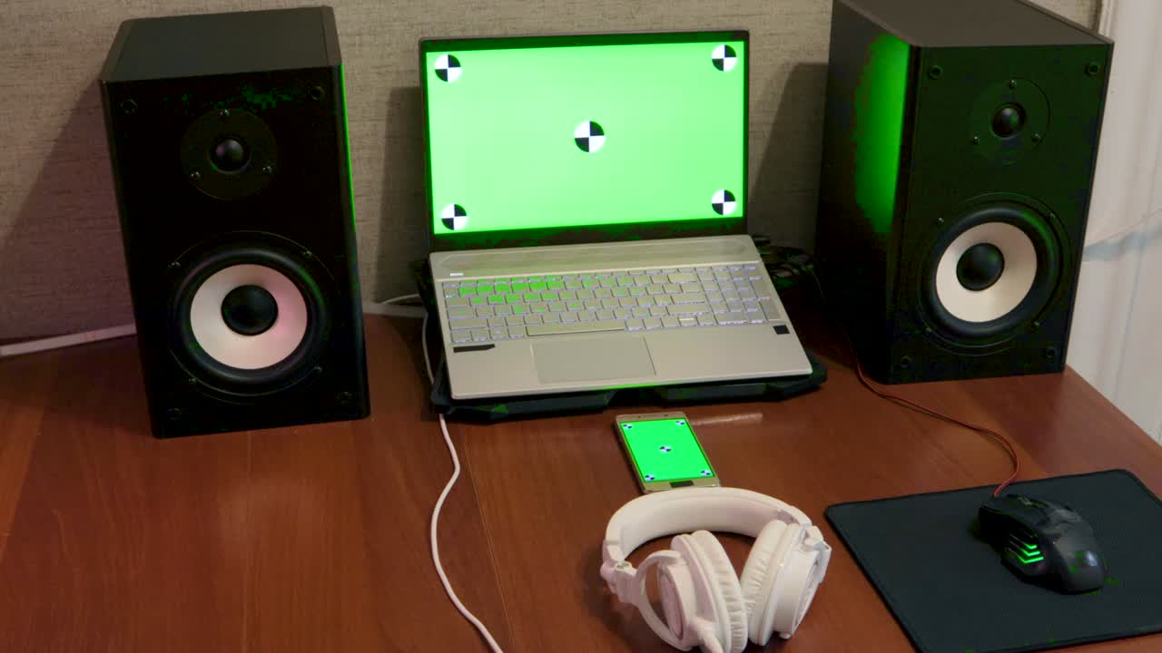 estudio de música en el hogar lugar de trabajo maqueta chroma clave auriculares altavoces aplicación