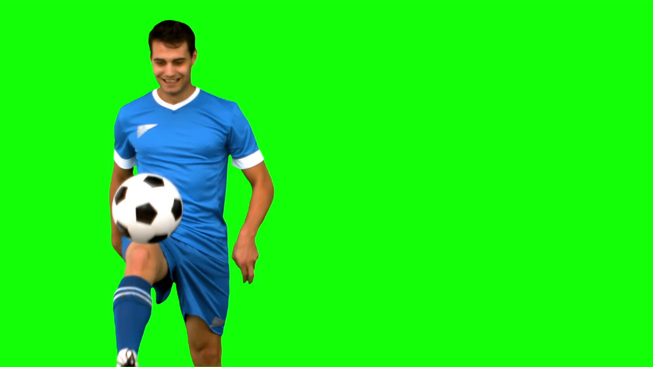 녹색 스크린에서 축구를 하는 남자