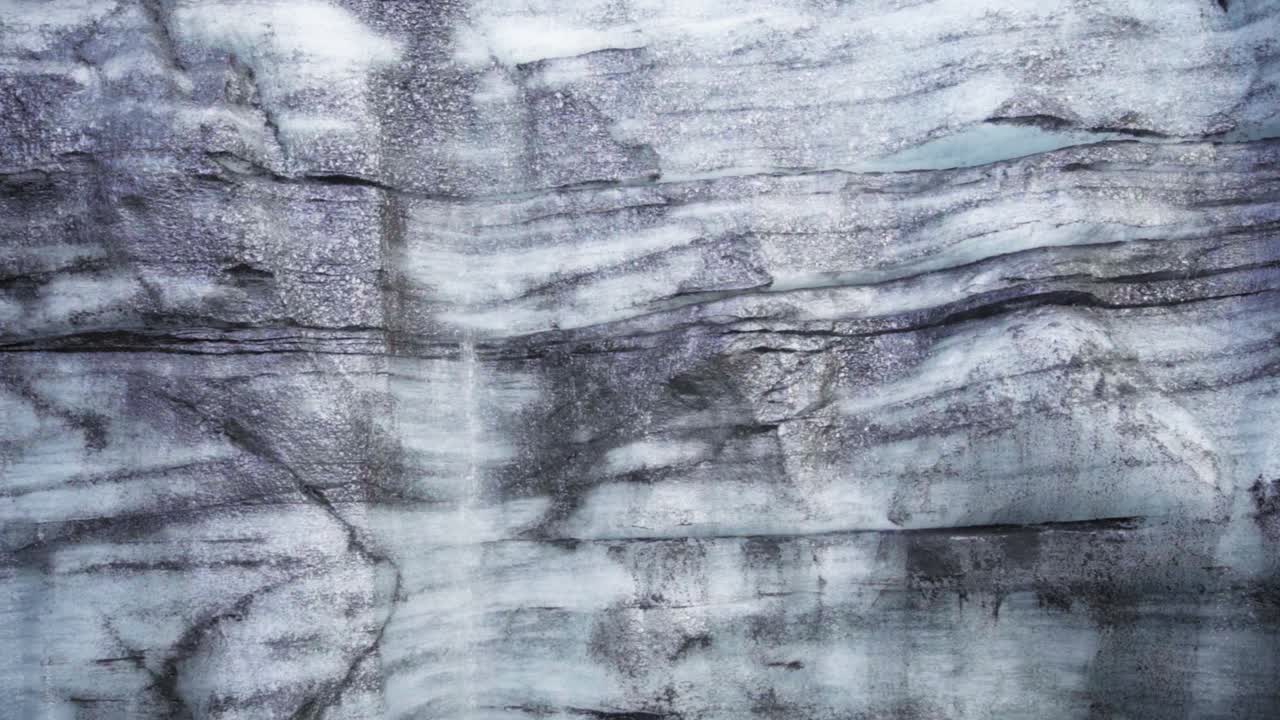 agua goteante cayendo frente a un detalle de un glaciar en islandia - cámara lenta