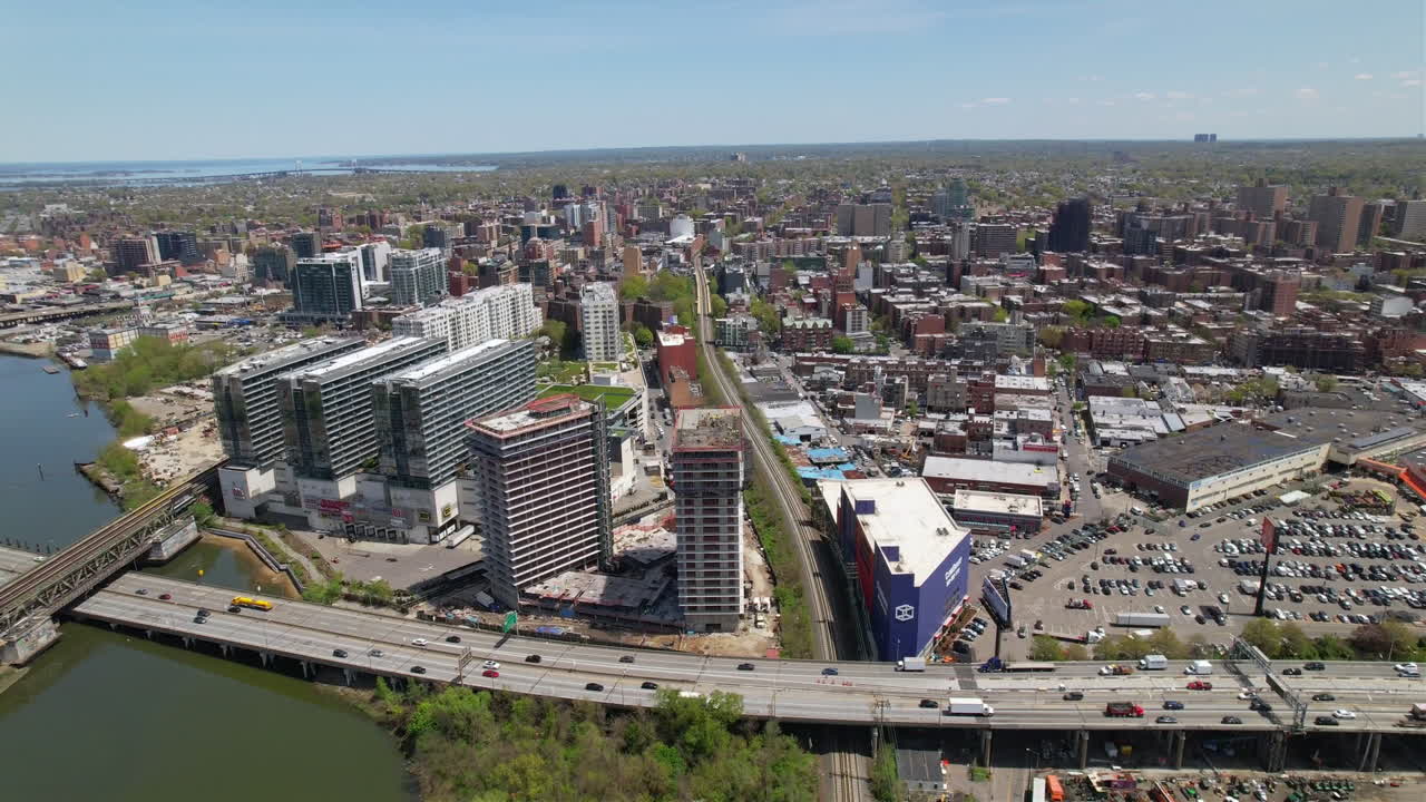 미국 뉴욕 아쿠아리움 근처 웨스트 8번가에서 현대식 열차의 공중 전망