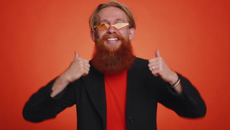 l'homme barbu lève le pouce est d'accord ou donne une réponse positive recommande la publicité aime bien