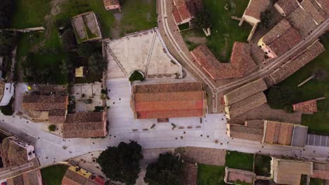 Von-Oben-Nach-Unten-Gerichtete-Antenne-Des-Tratalias-Platzes-Und-Der-Kirche,-Dolly-Out,-Tag