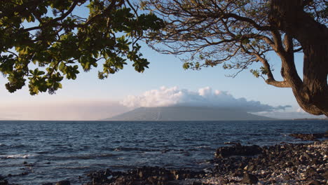 Idyllic-Seascape-With-Rocky-Shore-In-Wailea-Beach-Resort,-Maui,-United-States