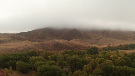 Imágenes-De-Drones-Del-Norte-De-Colorado-De-Colores-De-Otoño-En-Las-Montañas