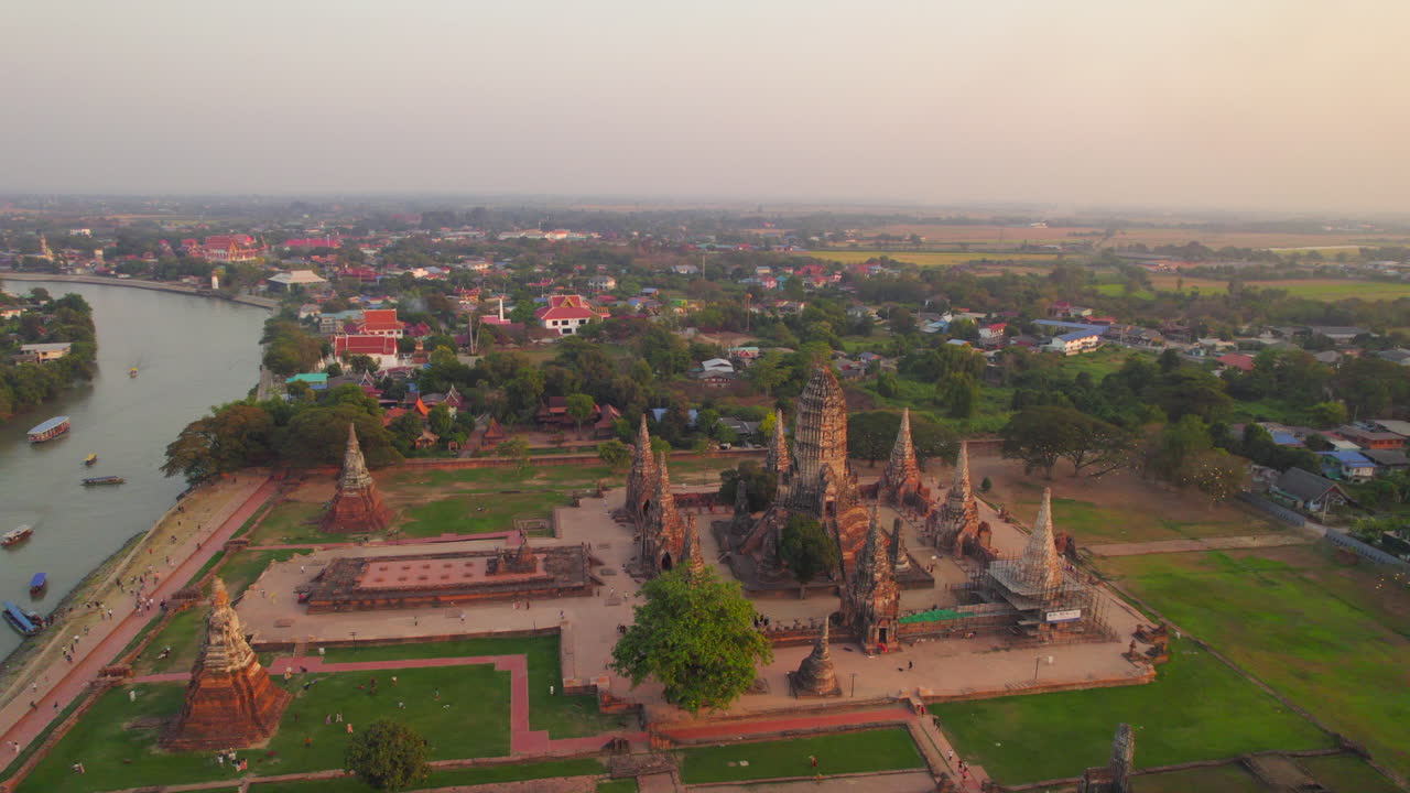 Thaimaalainen buddhalainen temppeli Ayutthayassa auringonlaskussa