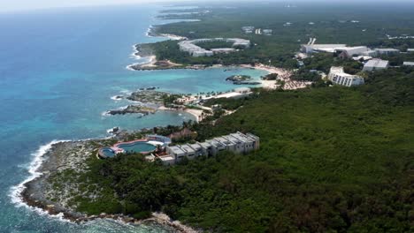 hermosa vista aérea de drones inclinados hacia arriba de la costa tropical de playa del carmen con grandes resorts de vacaciones en riviera maya, méxico en un cálido y soleado día de verano