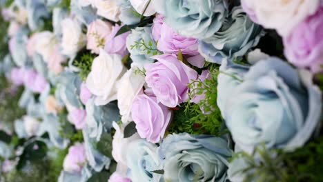 Auf-Einem-Ast-Liegende-Rose-Auf-Mattem-Hintergrund,-Hochwertiges-Foto