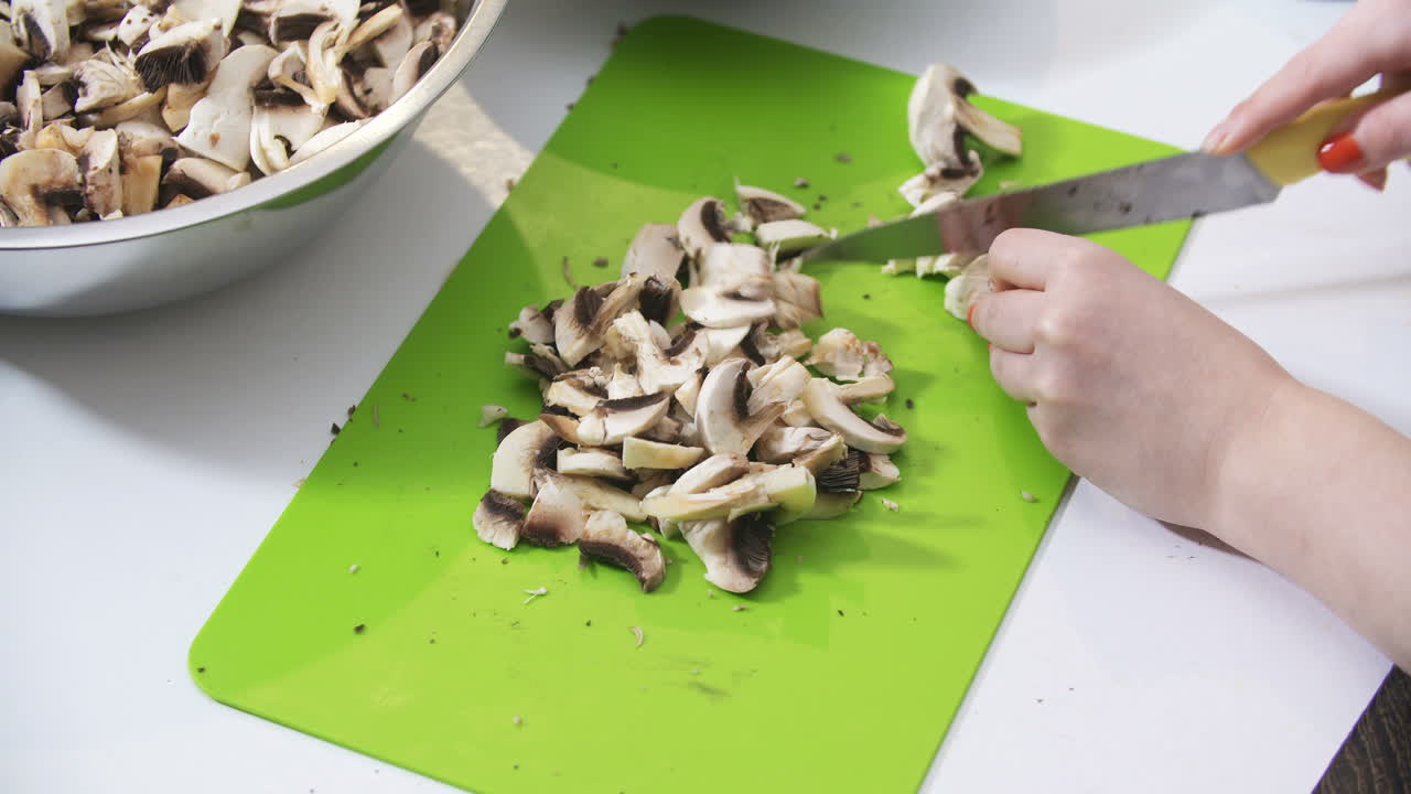 신선한 버섯을 슬라이스