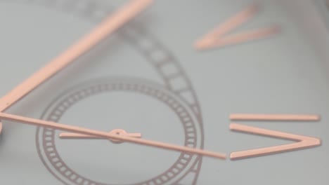 reloj de muñeca analógico manos macro de cerca. disparo deslizante, tiempo real, sin personas, ampliación 1: 1