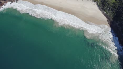 Sandy-Cove-Zenith-Beach-With-Surfing-Waves-In-Shoal-Bay,-NSW,-Australia