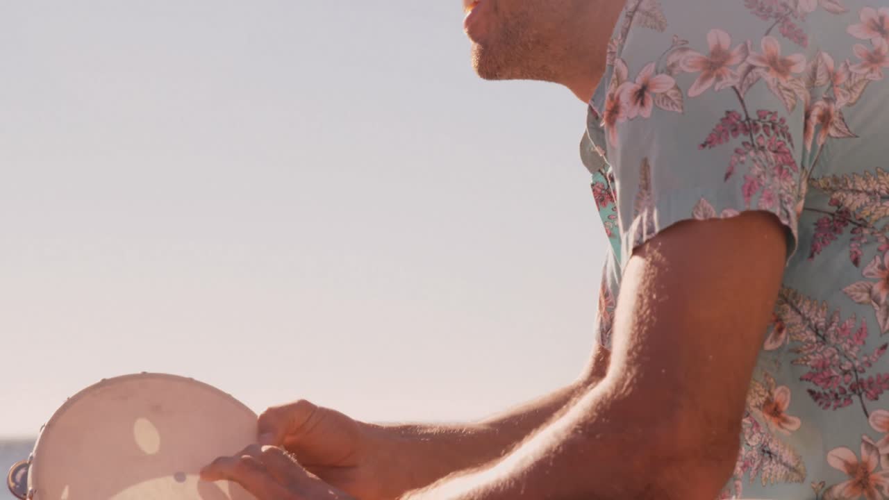 enfoque en el hombre haciendo música con un tambor