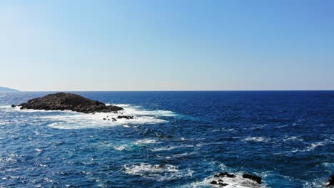 Schaumige-Wellen,-Die-Auf-Felsen-Am-Strand-Von-Jerusalem,-Erisos,-Griechenland,-Zusammenbrechen---Drohnenaufnahme-Aus-Der-Luft