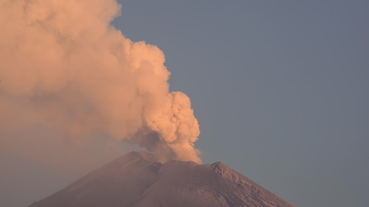 el lapso de tiempo del volcán popocatepetl exhalando humo