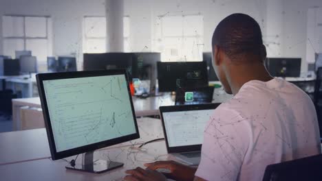 animación de formas e iconos de medios sobre un empresario afroamericano que usa una computadora en la oficina