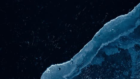 indre fosen, condado de trondelag, noruega - una vista de la orilla congelada del lago de omundvatnet - vista aérea de arriba hacia abajo