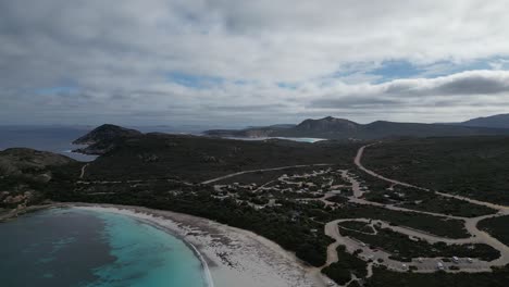 Vista-Aérea-Sobre-La-Playa-De-Lucky-Bay-Y-El-Campamento-En-Australia-Con-El-Océano-Índico