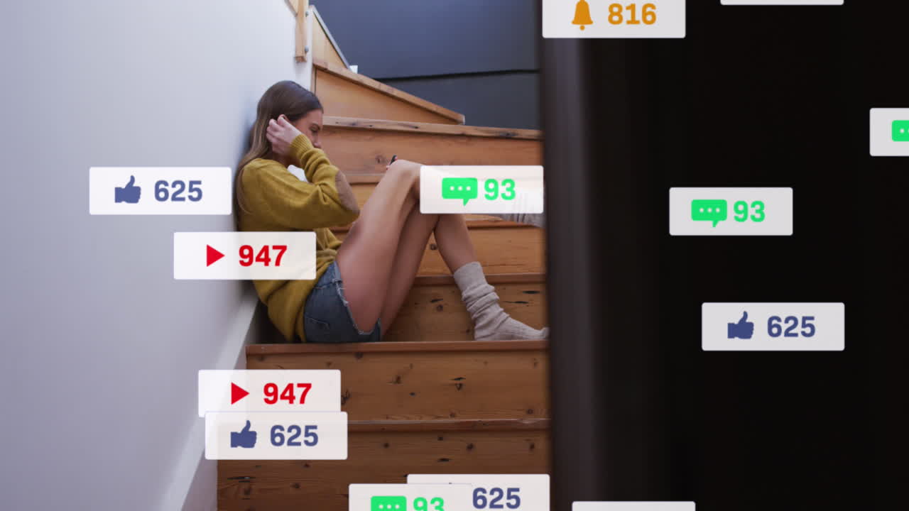 animación del procesamiento de datos de las redes sociales sobre una mujer caucásica usando auriculares.