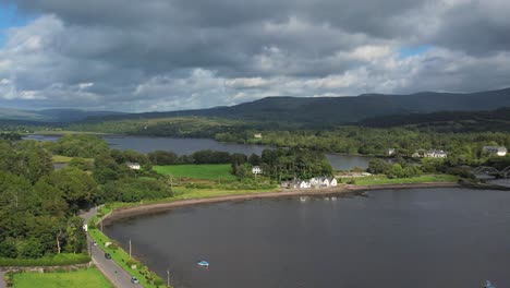 Una-Toma-De-4k-De-Un-Dron-Delantero-Del-Puerto-De-Kenmare-En-Kerry,-Irlanda