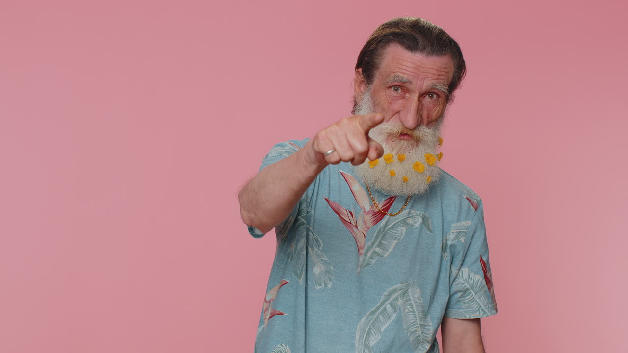 hombre sonriendo emocionado y apuntando a la cámara eligiendo el afortunado ganador de la lotería indicando a impresionante usted