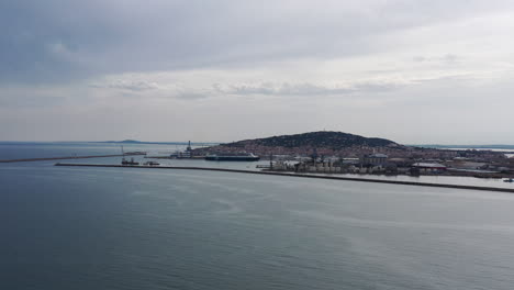 Antena-De-Sete-Francia-Viajando-Desde-El-Mar-Mediterráneo-Día-Nublado