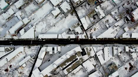 Vista-Aérea-Superior-De-La-Concurrida-Ciudad-De-Skardu-Cubierta-De-Nieve-En-Pakistán