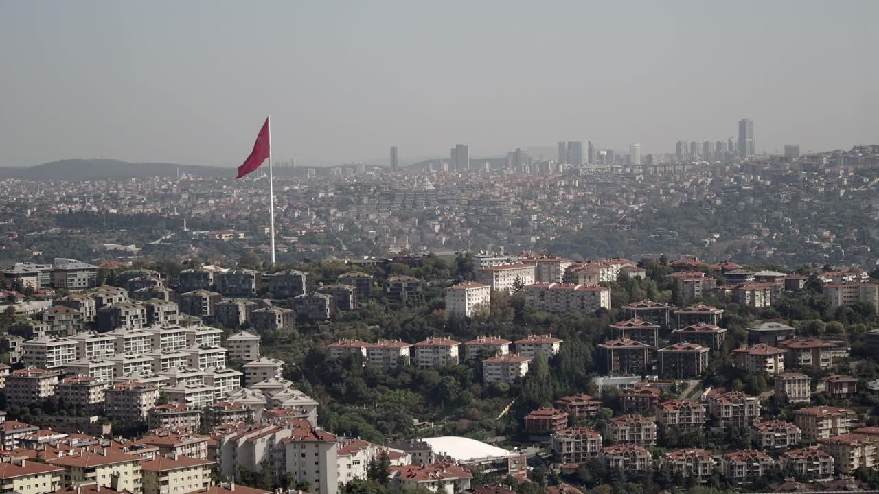 터키 국기와 함께 이스탄불 도시 풍경