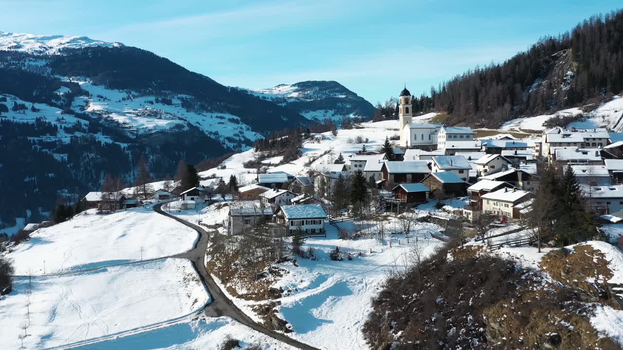 excelente vista aérea de la ciudad montañosa cubierta de nieve de alvaneu, suiza