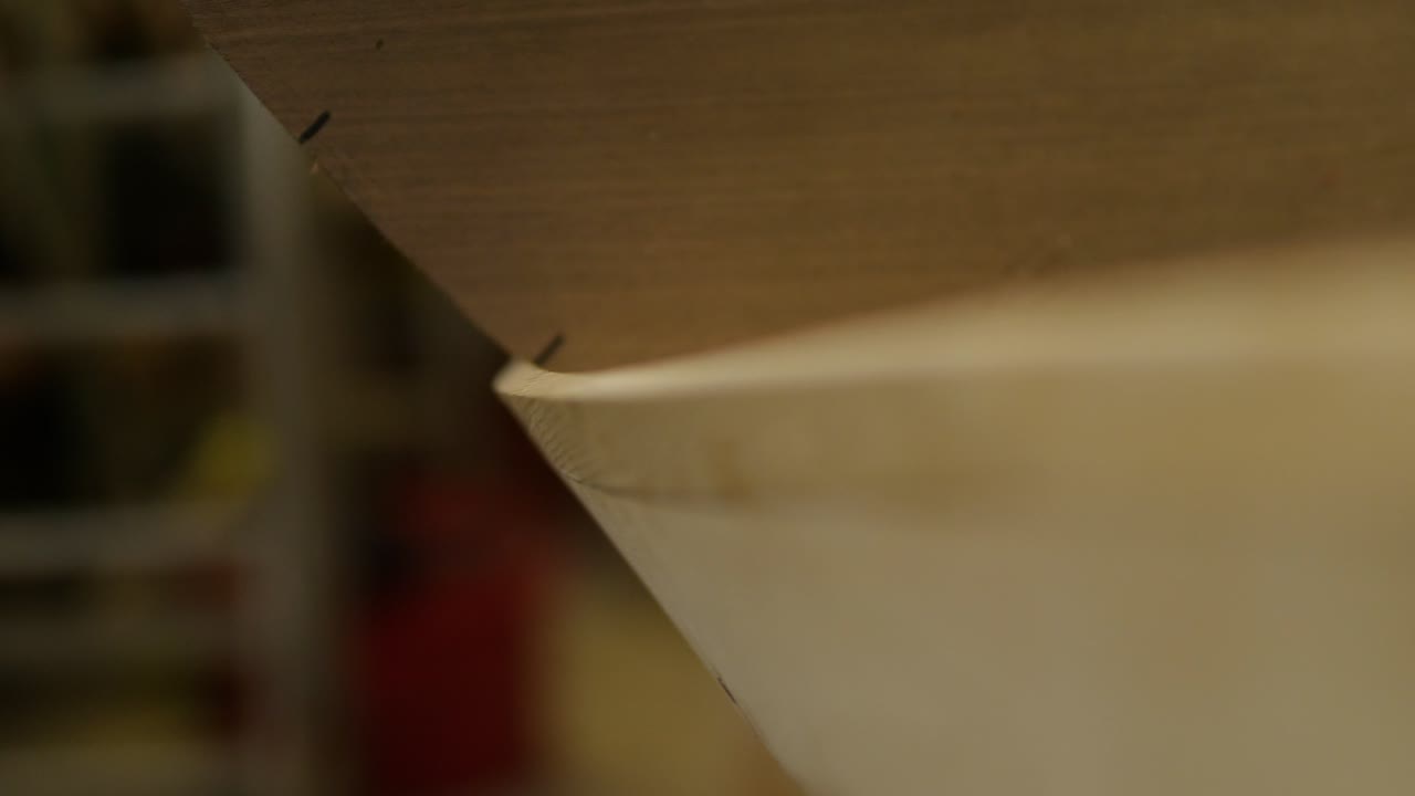 tabla de pino fija en un barco tradicional construido con clinker