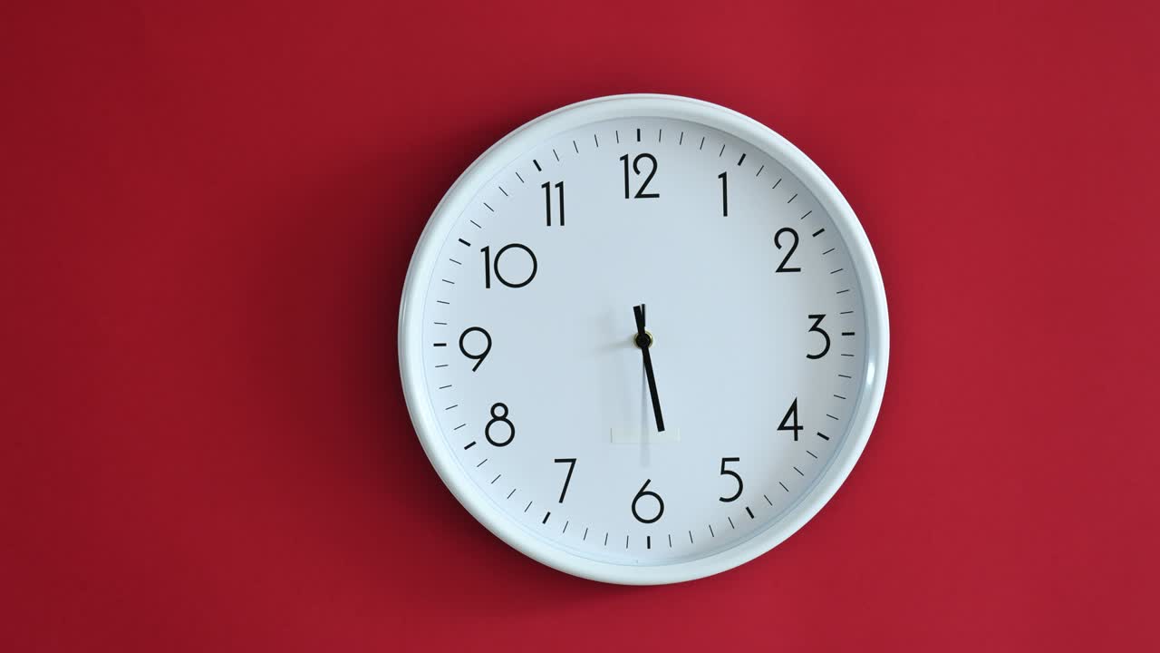 Time lapse di orologio da parete bianco su sfondo rosso