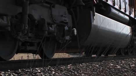 close-up de um trem passando por trilhos no deserto