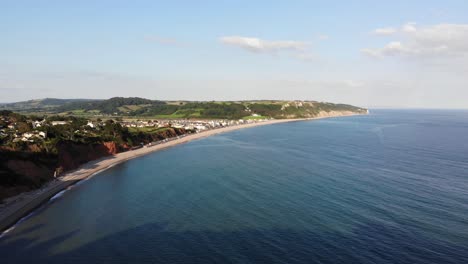 Vista-Soleada-A-Través-De-La-Costa-De-La-Playa-De-Seaton-Y-El-Canal-Inglés