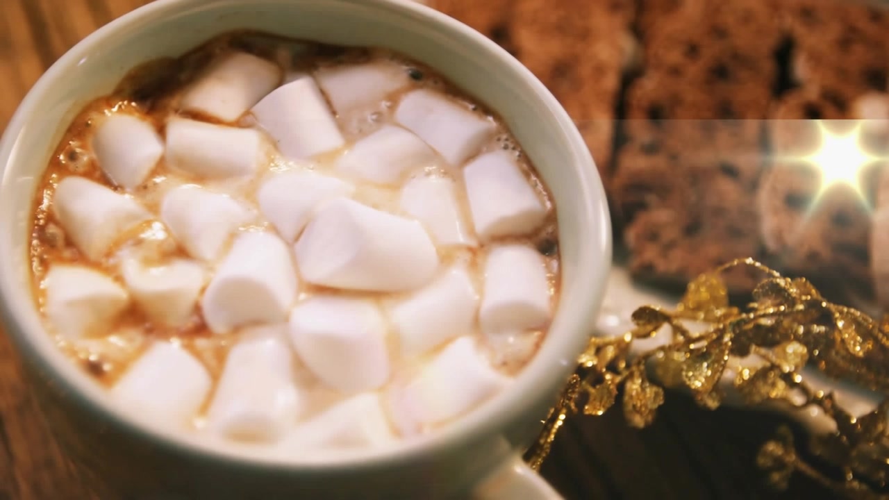 Animazione di luce in movimento su tazza di caffè con schiuma