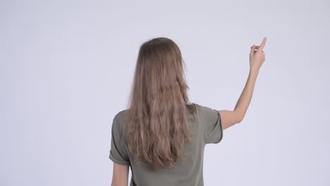 vista trasera de una mujer joven con cabello rubio largo