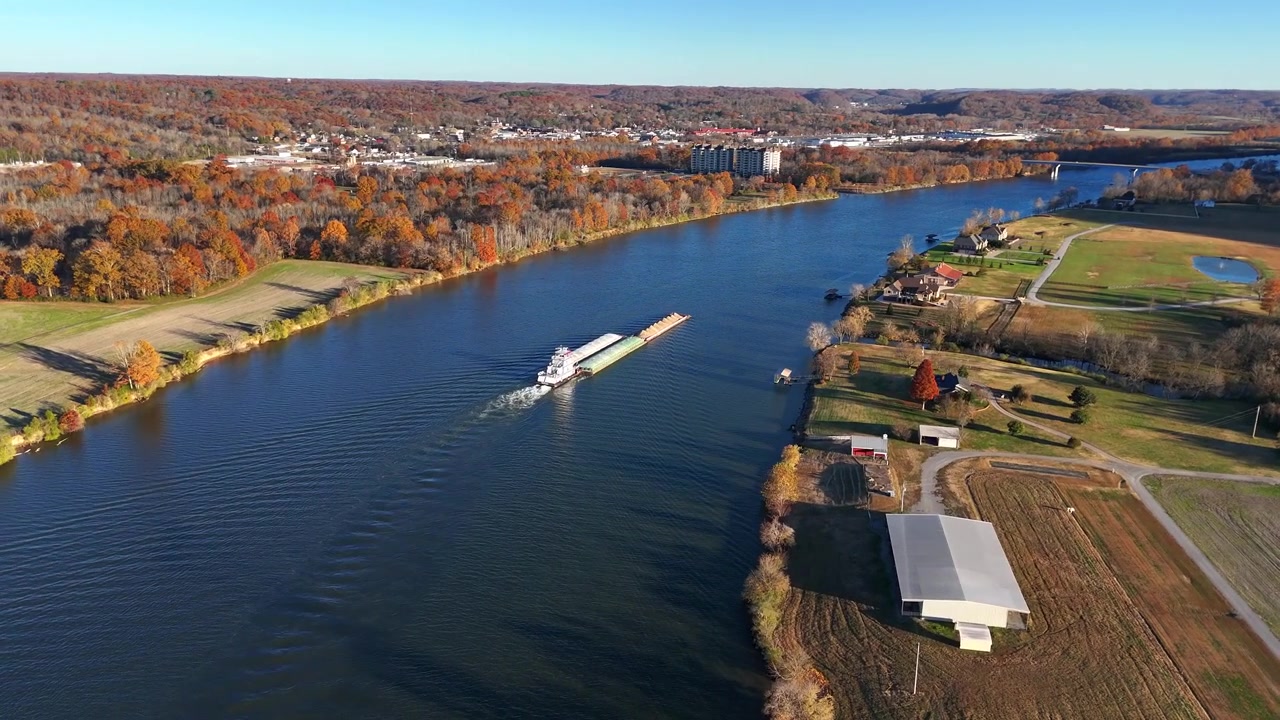 Luftfoto med dronekredsning af en lægter på Cumberland River i Ashland City, TN.