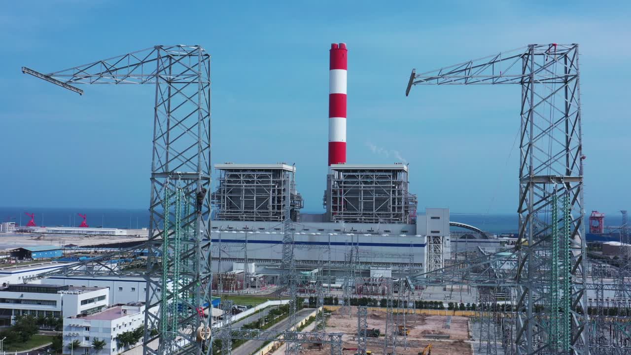 riprese aeree di droni di torri elettriche ad alta tensione con isolanti in vetro prefabbricati per la distribuzione dell'elettricità in un parco industriale - concetto di sviluppo e industrializzazione