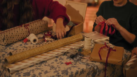 amigas envolviendo cajas de regalos en la mesa