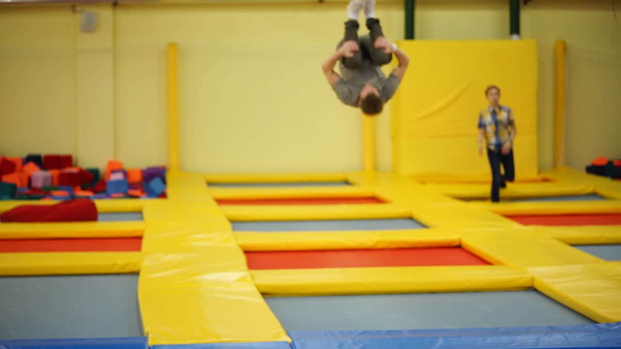 트램폴린 공원에서 뛰어다니는 사람들