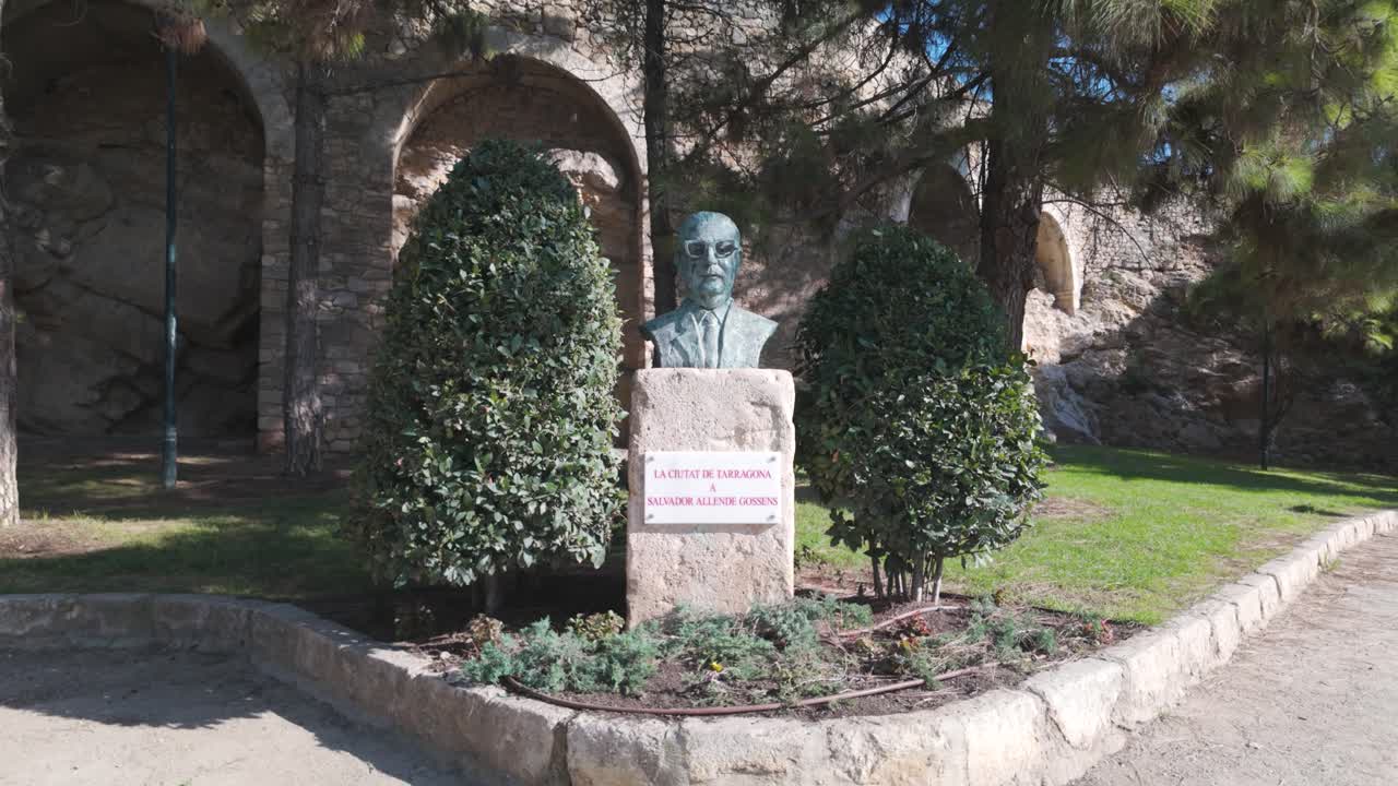 Bronze bust of Antoni Rovira i Virgili, located in the gardens of the Tarragona city walls, a historical and cultural landmark